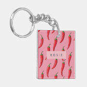 ピンクの背景にスパイシーな赤い唐辛子パターン キーホルダー (正面左)