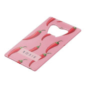 ピンクの背景にスパイシーな赤い唐辛子パターン クレジットカード栓抜き (正面アングル)