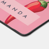 ピンクの背景にスパイシーな赤い唐辛子パターン デスクマット (コーナー)