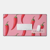 ピンクの背景にスパイシーな赤い唐辛子パターン デスクマット (キーボード&マウス)