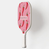 ピンクの背景にスパイシーな赤い唐辛子パターン ピックルボールラケット (左)