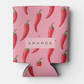ピンクの背景にスパイシーな赤い唐辛子パターン 缶クーラー (正面)