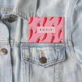 ピンクの背景にスパイシーな赤い唐辛子パターン 缶バッジ (インサイチュ)