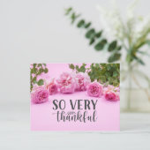 ピンクの背景にピンクのバラのサンキューカード ポストカード (スタンド正面)