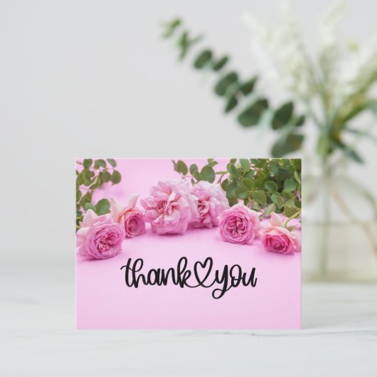 ピンクの背景にピンクのバラのサンキューカード ポストカード (スタンド正面)