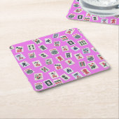 ピンクの背景にマジョグタイル スクエアペーパーコースター (アングル)
