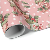 ピンクの背景に子猫を付けたクリスマスストッキング ラッピングペーパー (ロールコーナー)