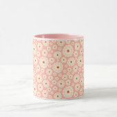 ピンクの背景に小さな花 マグカップ (中央)