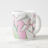 ピンクの背景に白いユリイラストレーション ジャンボコーヒーマグカップ (正面右)