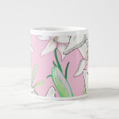 ピンクの背景に白いユリイラストレーション ジャンボコーヒーマグカップ (正面)