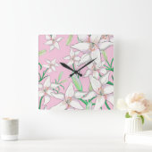 ピンクの背景に白いユリイラストレーション スクエア壁時計 (ホーム)