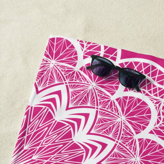 ピンクの背景に白い曼荼羅 ビーチタオル (インサイチュ)