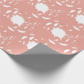 ピンクの背景に白い葉熱帯の花と花 ラッピングペーパー (角)