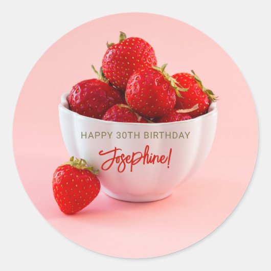 ピンクの背景に赤いイチゴの写真 Happy Birthday ラウンドシール (正面)