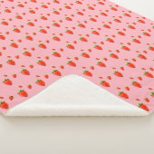 ピンクの背景に赤いイチゴ シェルパブランケット (3/4)