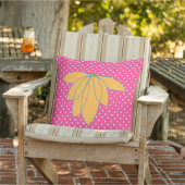 ピンクの背景に金色の花と白いドット アウトドアクッション (椅子)