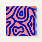 ピンクの背景に青とピンクのパターンを付ける ノートブック (裏面)