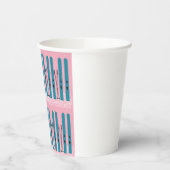 ピンクの背景の雪の上のブルースのスキー 紙コップ (左)