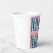 ピンクの背景の雪の上のブルースのスキー 紙コップ (右)