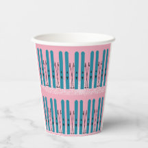 ピンクの背景の雪の上のブルースのスキー