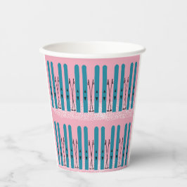 ピンクの背景の雪の上のブルースのスキー 紙コップ