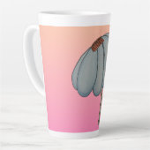 ピンクの背景の青い花 カフェラテマグ (左アングル)