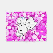 ピンクの背景の2匹の子ネコ フリースブランケット (正面(横))