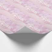 ピンクの背景を持つ雪の上のピンクのクリスマスボール ラッピングペーパー (角)