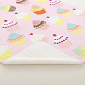ピンクの背景パターンが付いているかわいいカップケーキの食糧 シェルパブランケット (3/4)