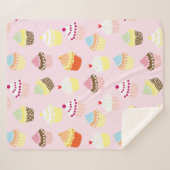 ピンクの背景パターンが付いているかわいいカップケーキの食糧 シェルパブランケット (正面(横))