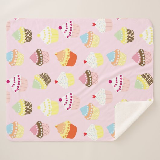 ピンクの背景パターンが付いているかわいいカップケーキの食糧 シェルパブランケット (正面(横))