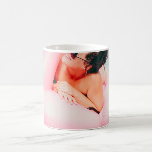 ピンクの膨張式フラミンゴを着た屋外プールの女性 コーヒーマグカップ (中央)