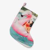 ピンクの膨張式フラミンゴを着た屋外プールの女性 スモールクリスマスストッキング (正面 (吊り時))