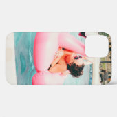 ピンクの膨張式フラミンゴを着た屋外プールの女性 Case-Mate iPhoneケース (裏面 (横))