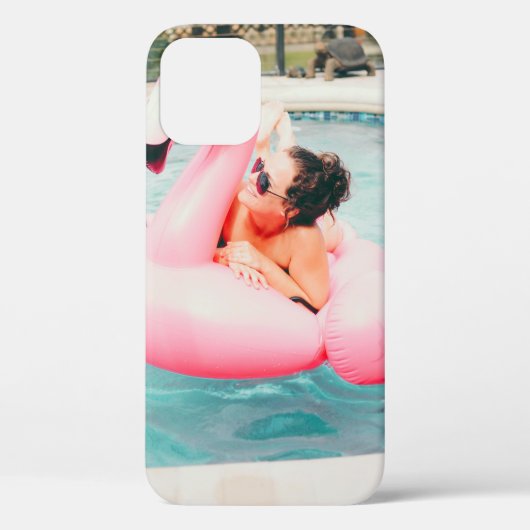 ピンクの膨張式フラミンゴを着た屋外プールの女性 Case-Mate iPhoneケース (裏面)