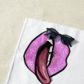 ピンクの舌と唇 ビーチタオル (インサイチュ)