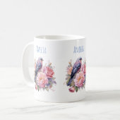 ピンクの芍薬の上に立つ小鳥 コーヒーマグカップ (正面左)