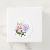 ピンクの芍薬 紫の紫陽花の茎 ウェディング フェイバータグ (インサイチュ)