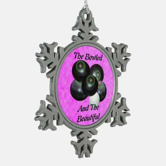 ピンクの芝生のボウルが水を打ち、美しいデザイン。 スノーフレークピューターオーナメント (左)