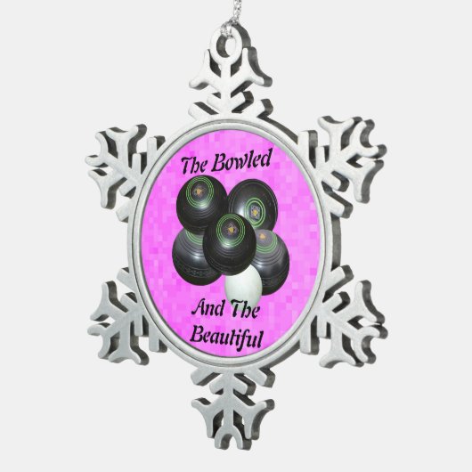 ピンクの芝生のボウルが水を打ち、美しいデザイン。 スノーフレークピューターオーナメント (右)