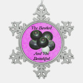 ピンクの芝生のボウルが水を打ち、美しいデザイン。 スノーフレークピューターオーナメント (正面)