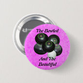 ピンクの芝生のボウルは水に浸り、美しかった。 缶バッジ (正面&裏面)