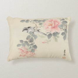 ピンクの花々に囲まれた黒と白の小鳥 アクセントクッション