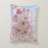 ピンクの花々青い空。 アクセントクッション (裏面(縦))