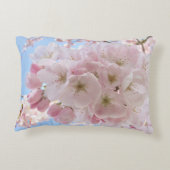 ピンクの花々青い空。 アクセントクッション (裏面)