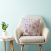 ピンクの花々青い空。 クッション (椅子)