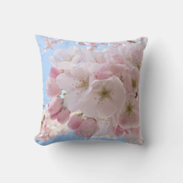 ピンクの花々青い空。 クッション