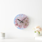 ピンクの花々青い空。 ラウンド壁時計 (ホーム)