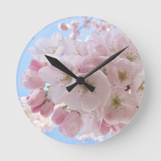 ピンクの花々青い空。 ラウンド壁時計 (正面)