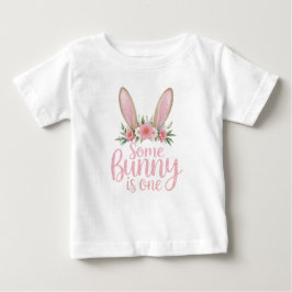 ピンクの花うさぎのワンピースの女の子の誕生日シャツ ベビーTシャツ